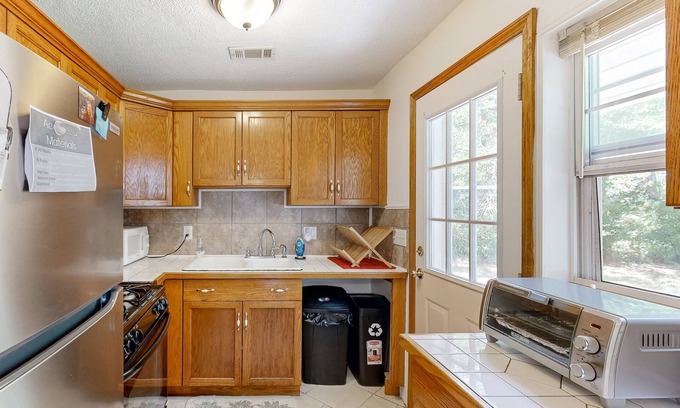 Warrington House | House near downtown & beach with fenced yard, streaming, books & AC