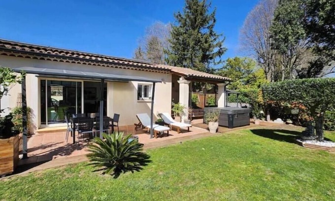 Bollene House | House of Happiness
