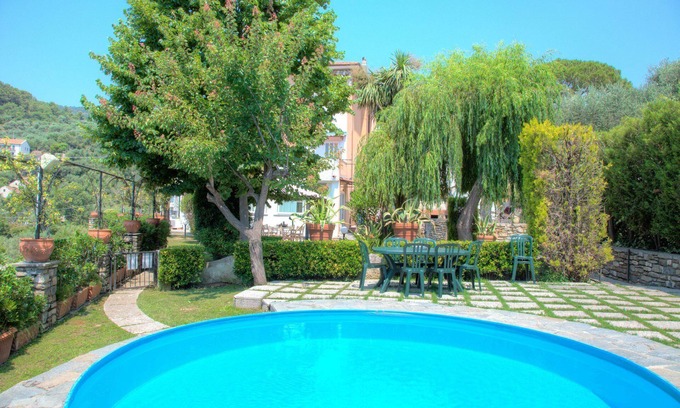 Richieri Apartment | House of the sun - nice apartment for 5 people, with garden and pool