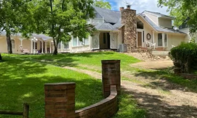 Goodson House | HOUSE OF JOY, A spacious home close to Pom de Terre Lake and Lake of the Ozarks