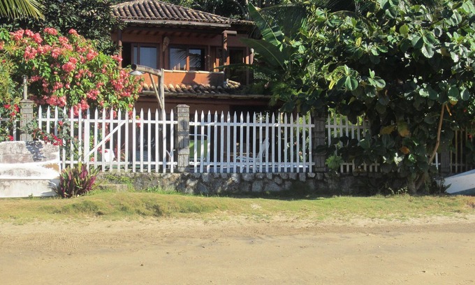 Mambucaba House | House of the Arts - Right on beach, 4 suites, swimming pool, BBQ, Wifi - Only 6kms from Paraty centre.