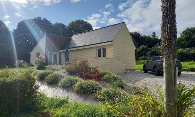 Mur-de-Bretagne House | House on the green lane