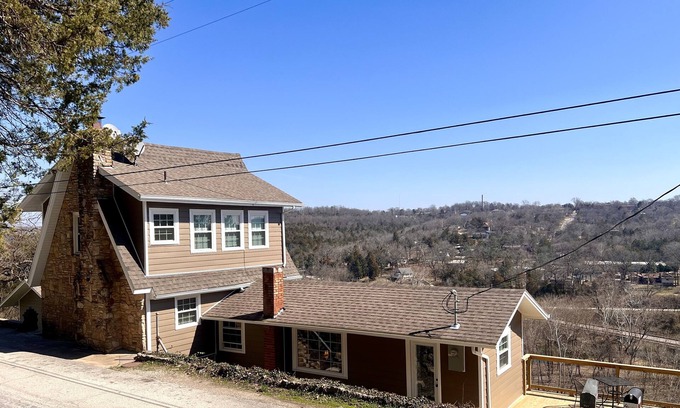 Branson Cottage | "HOUSE ON THE ROCK" Romantic Cottage Getaway w/Hot Tub and cozy Fireplace!