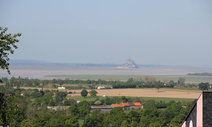 Le Val-Saint-Pere House | House overlooking the bay of Mont Saint Michel. 4/10 people. Private tennis.