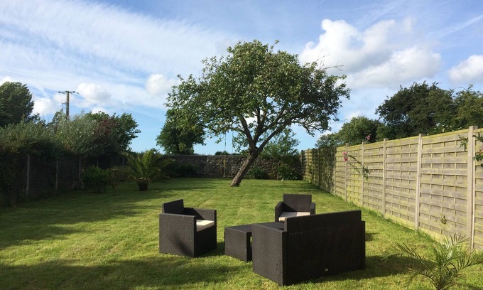 Reville Cottage | House Réville 250 m from the beach