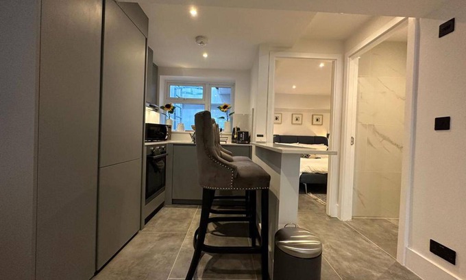 Brondesbury House | House - Sleeps 4 & Free Parking