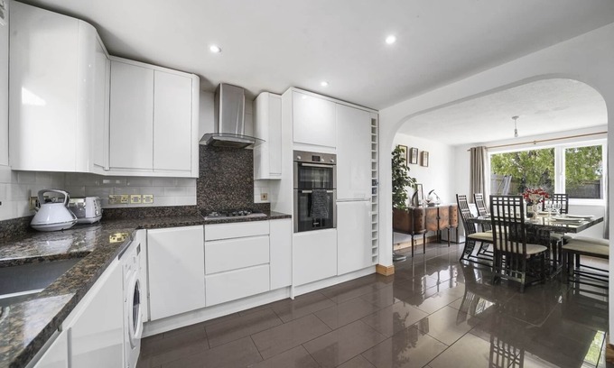 Larkfield House | House - Sleeps 8 & on-site parking