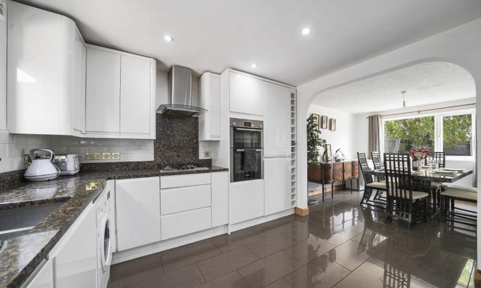 Larkfield House | House - Sleeps 8 & on-site parking