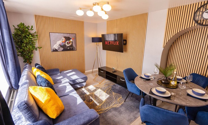 Winchester House | House - Sleeps 8 - Parking - Garden