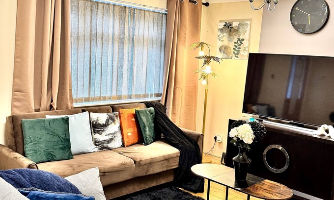 Sittingbourne House | House - Sleeps 9 - Garden - Pet friendly - Parking