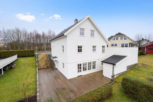 Kvernevick Villa | House with 5 bedrooms, 2 bathrooms, available for ONSS