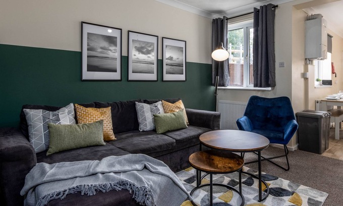 Shirley House | House with Driveway close to Southampton Hospital