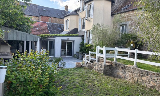 Carrouges House | House with enclosed garden in the center of town. Pets welcome.