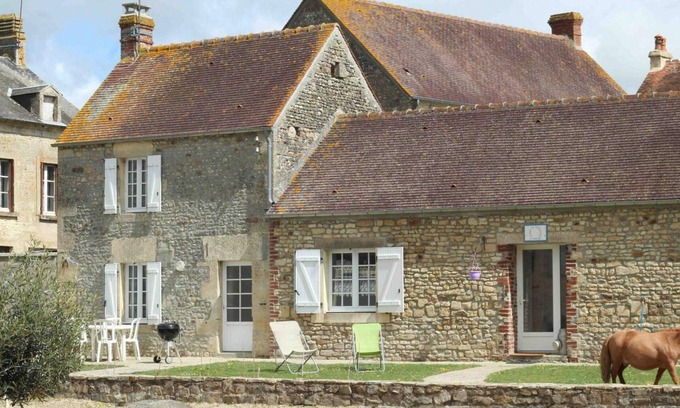 Montabard Cottage | House with garden, pets allowed in a stud farm