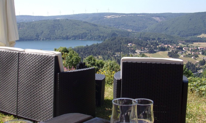 Le Lac-d'Issarles House | House with lake and mountain views