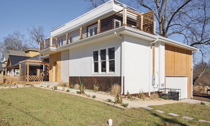 Atlanta House | House with large decks, belt line restaurants very
