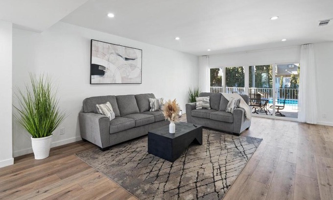 Valley Glen Villa | House with pool in prime location - 10 mins to Universal Studio