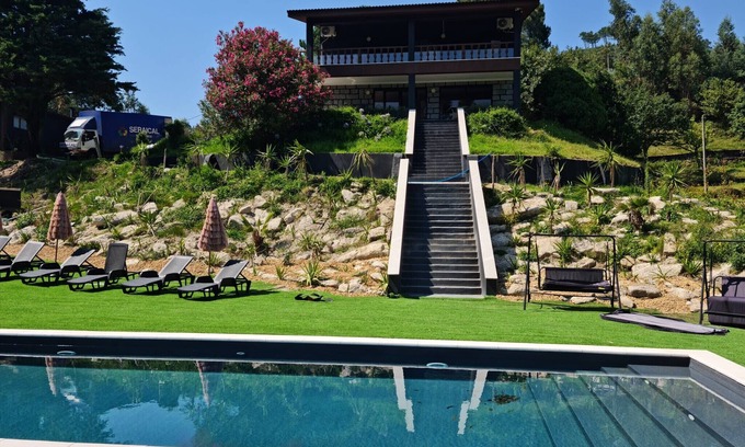 Bouro Ski Chalet | House with private pool and jacuzzi near Gerês