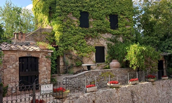 Simignano House | House with swimming pool is fenced garden