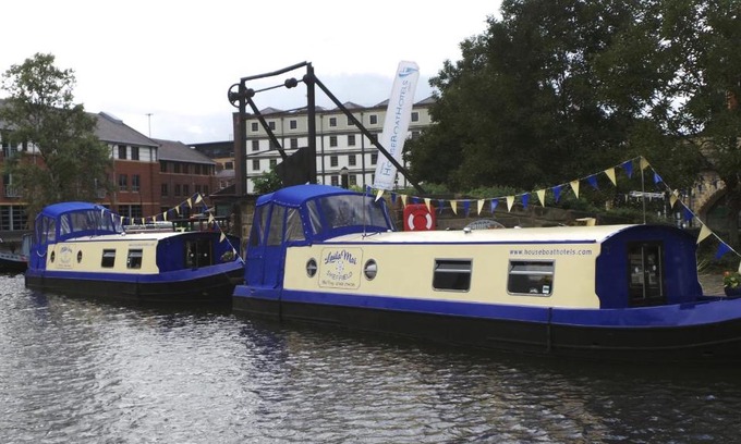 Sheffield Boat Rental | Houseboat Hotels