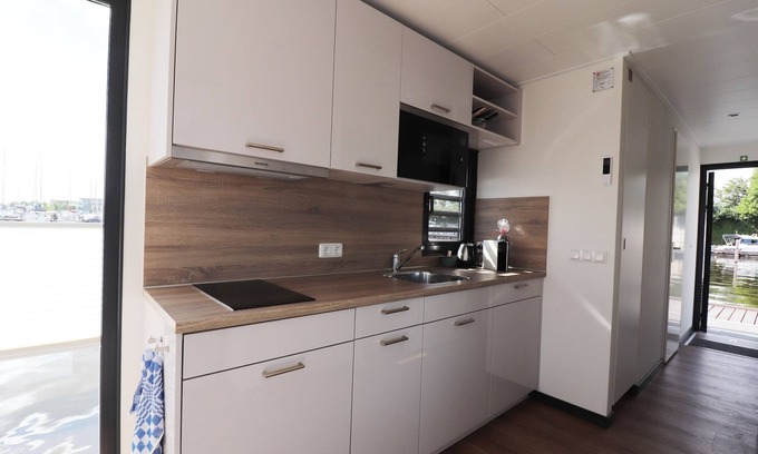 Lemmer House | Houseboat in Lemmer with Harbor Views