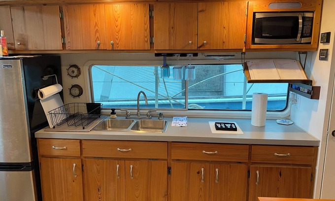 Venice Boat Rental | Houseboat in Venice Marina - Bon Travail
