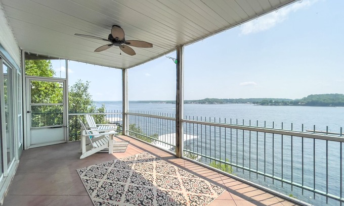Lakeland Condo | HT901 - Impressive lakefront condo!