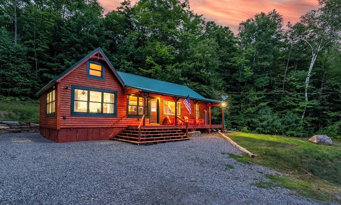 Phillips Cabin | Huck’s Hideaway – Cozy Mountain Cabin Near Saddleback & Rangeley Lakes