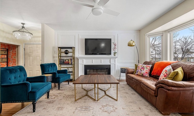 Parkland House | Huge 4-Level Split, BBQ Grill, Ideal for Groups, Sleeps 18+, King Bed