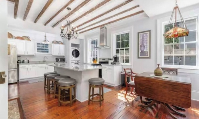 Cannonborough Elliotborough House | Huge 5-bedroom home in the heart of downtown. Super close walk to it all!