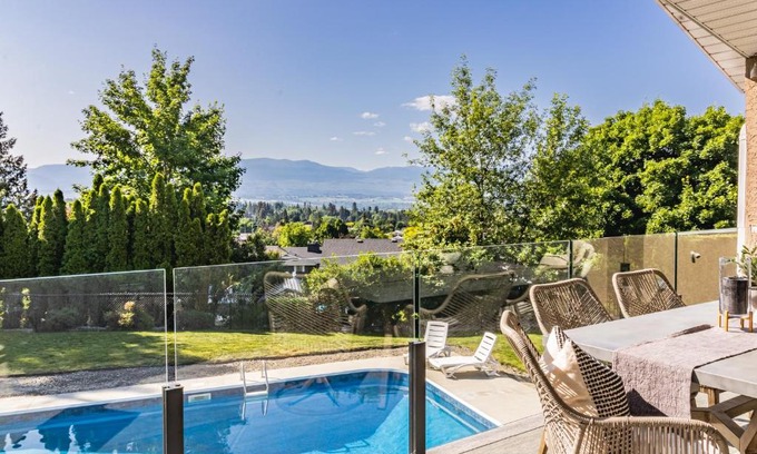 Glenmore House | Huge 5BR Home with Pool, Hot Tub & Games Room