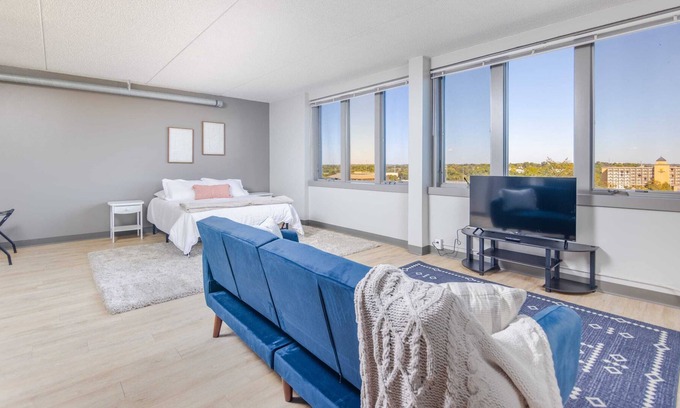 Downtown Des Moines Apartment | Huge Apartment Downtown Across from Wells Fargo
