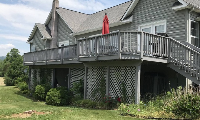 Lovingston House | Huge deck, grill, stunning mountain views. EV charging station available.