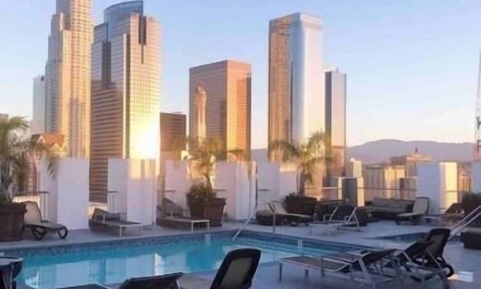 McManus Apartment | Huge Downtown LA Loft with Rooftop Pool & Jacuzzi
