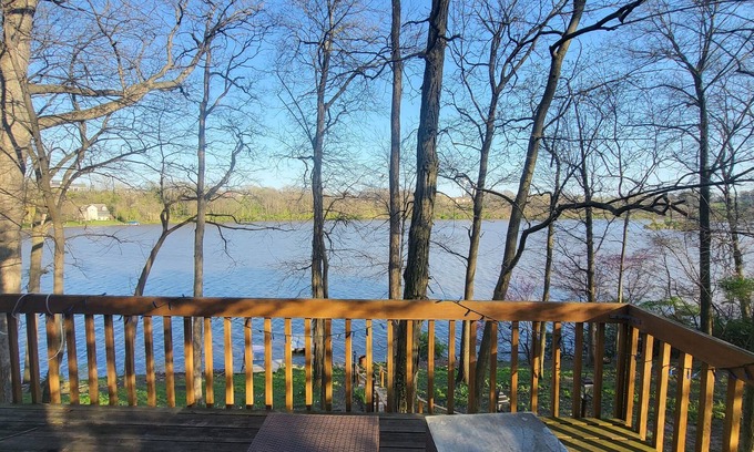 Danville House | Huge Fall/Winter Lake House! On the Water! Sleeps 12. 5BR/4BA. Hot Tub & more!