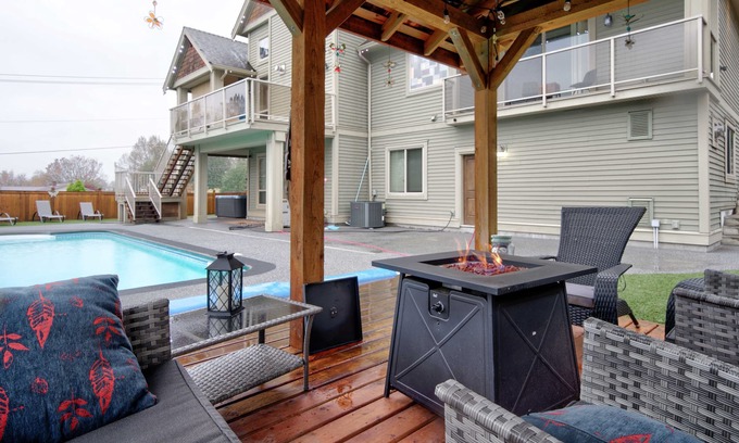 Abbotsford House | Huge house sleeps 22 w/ pool, hotub, karaoke, pool table