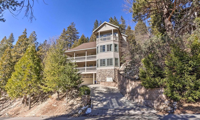 Blue Jay House | Huge Lake Arrowhead Home w/3 Decks & Grill!