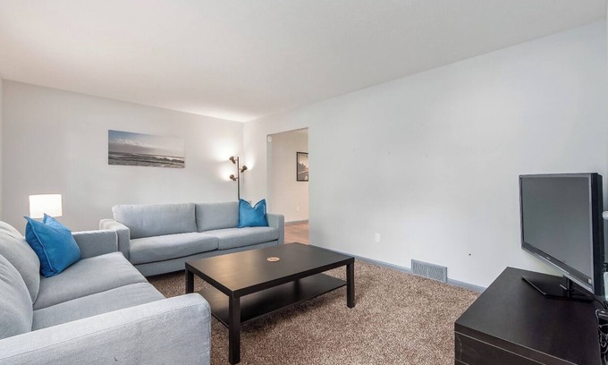 Columbus House | Huge New 4BR/2.5BA home w/big back yard and deck