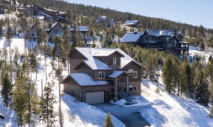 Granby House | Huge Ski in/Out, 5 King Suites, Hot tub, Large Groups!