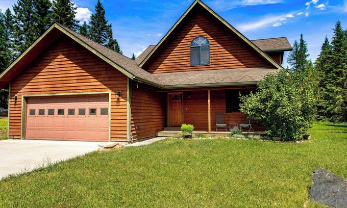 Bigfork House | Hungry Deer Hideaway with Mountain Views