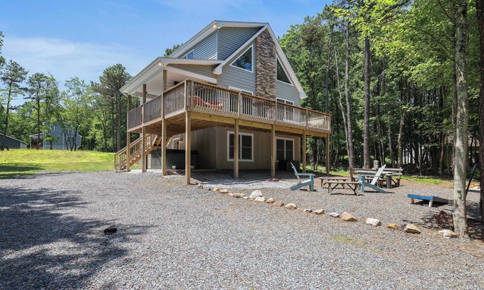 Albrightsville House | Hunt Hideaway, 4bd 3ba sleeps 12, hot tub, 85” TV, arcades!