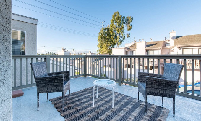 Huntington Beach Apartment | Huntington Beach 2BDR Long Term Stay 5min to Beach