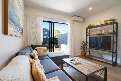 Auckland House | Huntington Townhouse with Patio and Parking