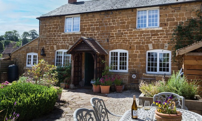 Ilmington Cottage | Hurdler's Cottage - a mkt - marketing that sleeps 6 guests in 3 bedrooms