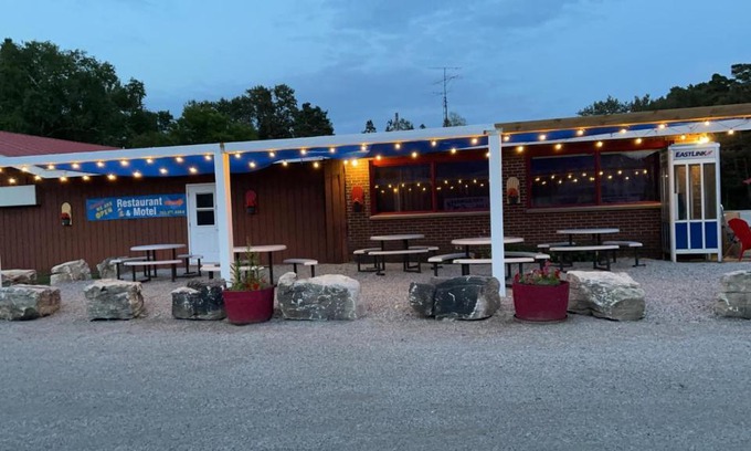 Manitoulin District Hotel | Huron Sands Motel and Restaurant