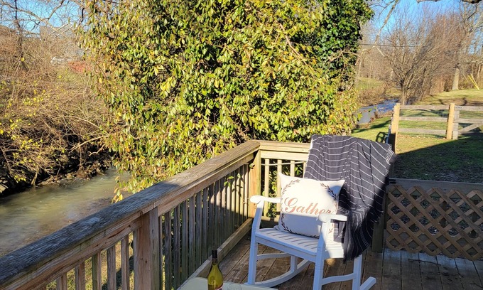 Taylorsville Cottage | Hygge Creek Cottage near Bourbon Trail, Taylorsville Lake, Derby & Kayaking π