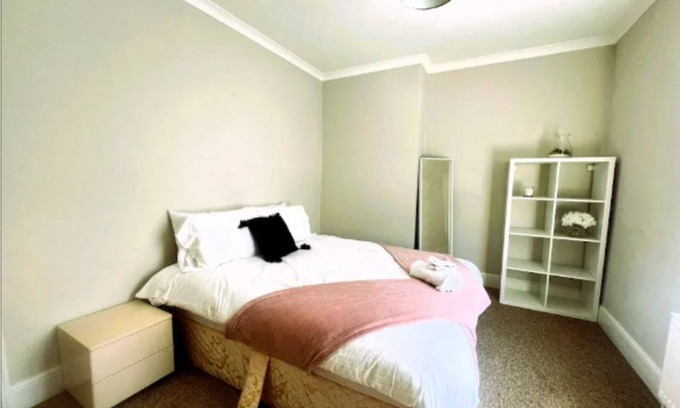 Newmarket House | Hyperion- Spacious 4-bedroom house in delightful Newmarket with WiFi