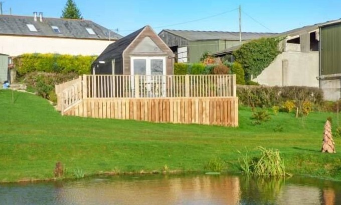 Lifton Ski Chalet | I-HUT, pet friendly, with hot tub in St Giles-On-The-Heath