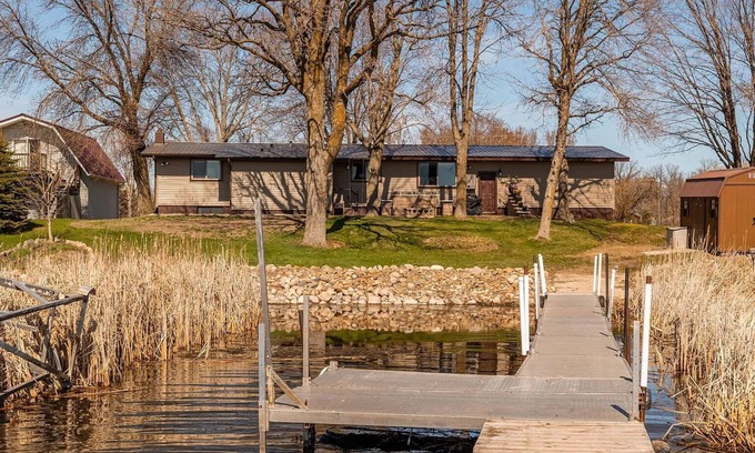 Osakis House | Ice fisherman. Snowmobilers Vehicle access to the lake from the property