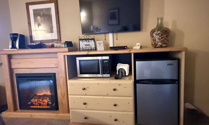 Leavenworth Condo | Icicle Village Resort Luxury Condo, Jacuzzi Bath. 1/2 mile from down town.